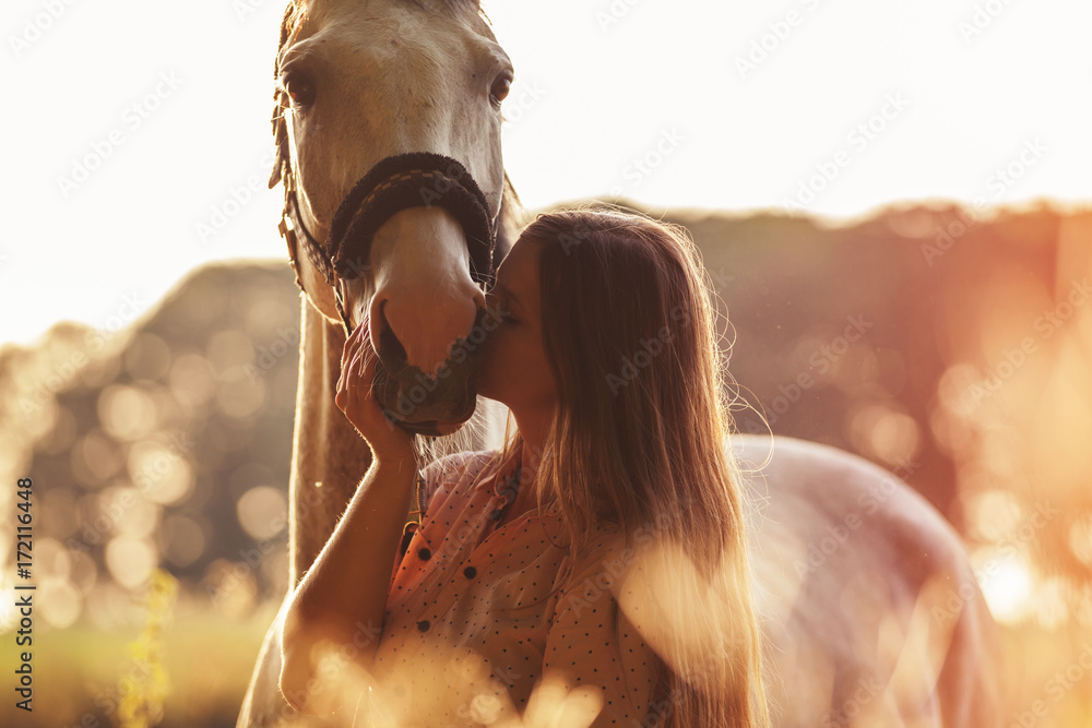日落时分，户外场景，女人亲吻她的马