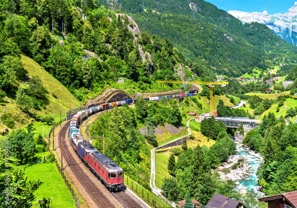 货运列车爬上瑞士戈特哈德铁路