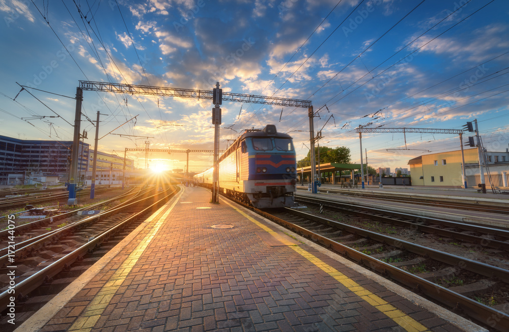 欧洲日落时分铁路轨道上的高速客运列车。现代化的火车站