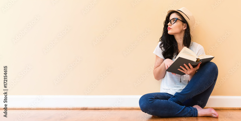 年轻女子在大房间里看书