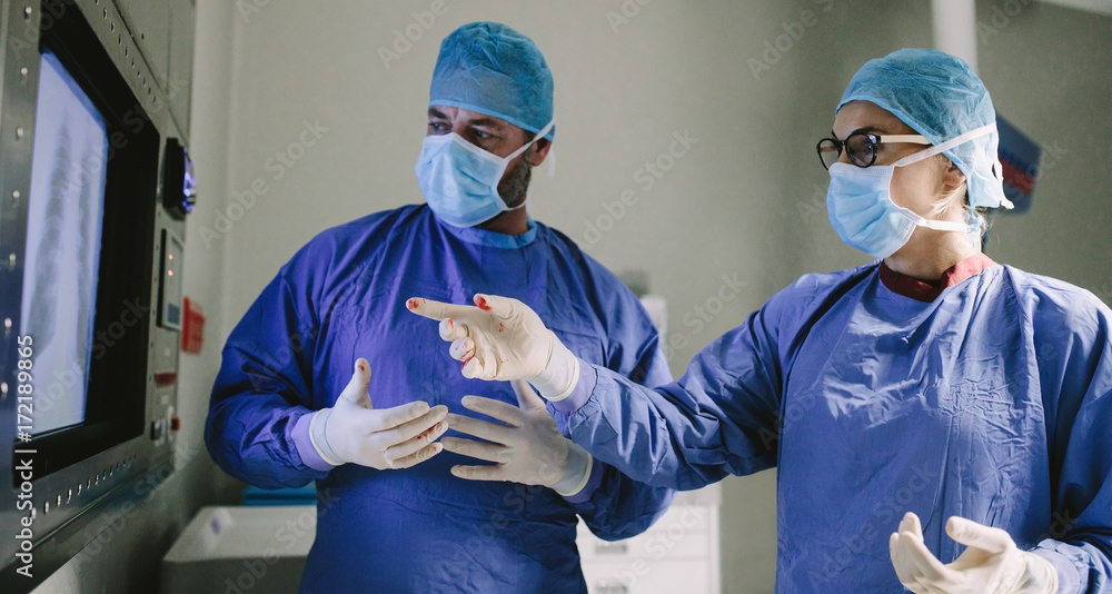 外科医生团队在外科手术中使用新技术