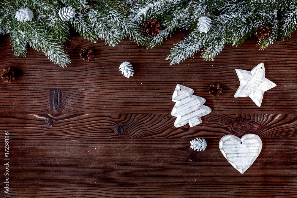 深色木质背景的圣诞装饰品新年生活