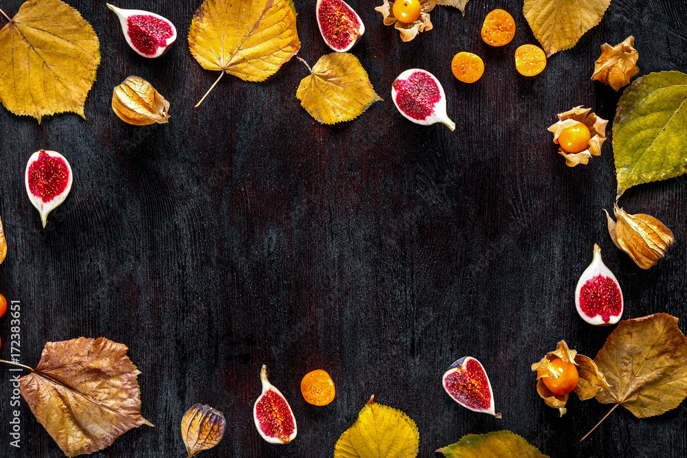 框架秋叶，木质背景水果切片俯视图