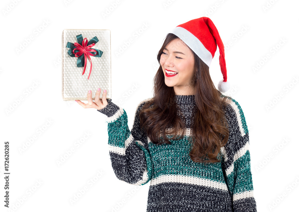 年轻快乐的亚洲女人，戴着圣诞老人帽，手里拿着圣诞派对和庆祝活动的礼盒礼物