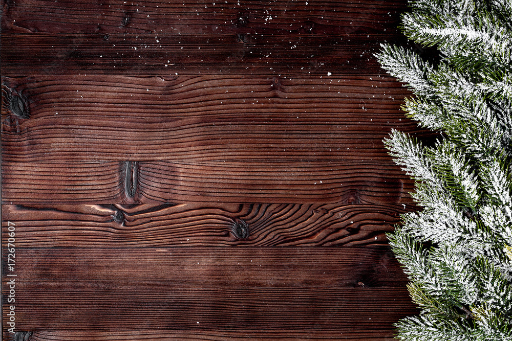 圣诞装饰品深色木质背景的新年生活