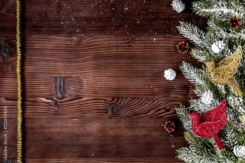 圣诞装饰品深色木质背景的新年生活