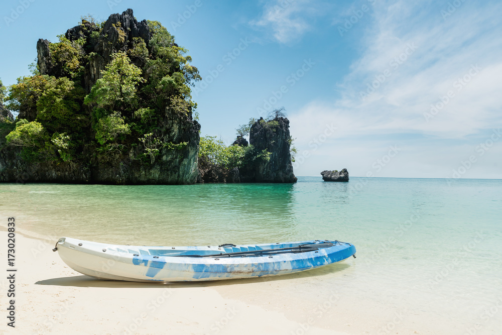 泰国普吉岛热带海滩上的蓝色皮划艇。夏季、度假和旅行概念。