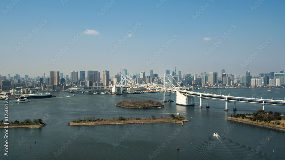 东京湾，东京天际线和日本东京彩虹桥尽收眼底。
