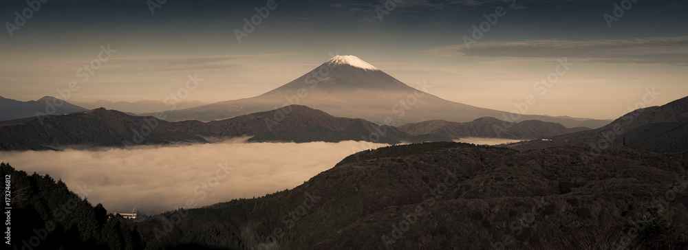 富士山和阿什湖全景，箱根秋日早晨薄雾弥漫，黑色和