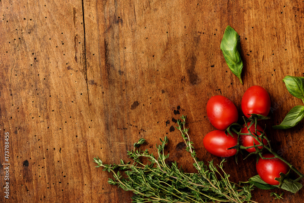 木底沙拉的原料。番茄、樱桃、香草、罗勒、欧芹。俯视图。Co