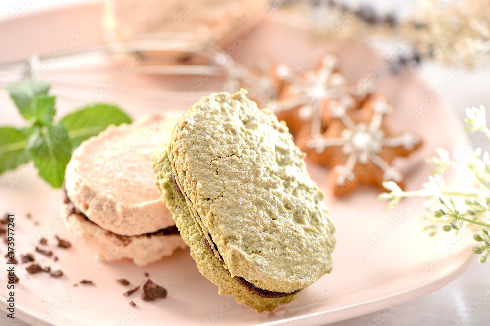 抹茶dacquoise（法语发音）是一种制作的甜点蛋糕层层杏仁和榛子
