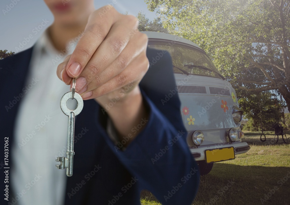 女商人露营车前的手提钥匙