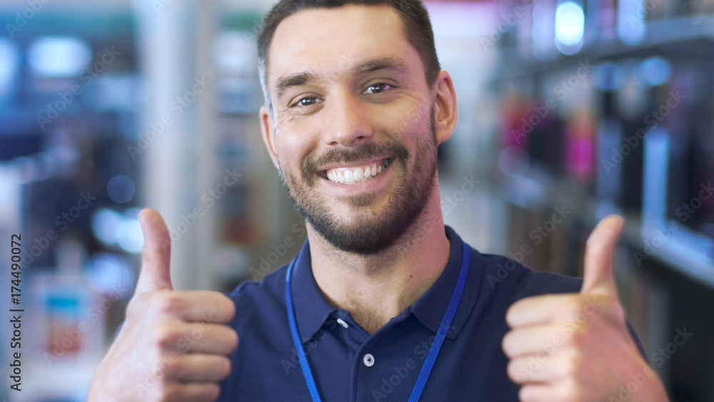 一位专业顾问在明亮的现代电子产品中微笑并竖起大拇指的肖像