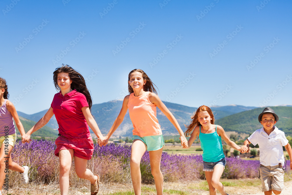 兴奋的孩子们在普罗旺斯一起奔跑