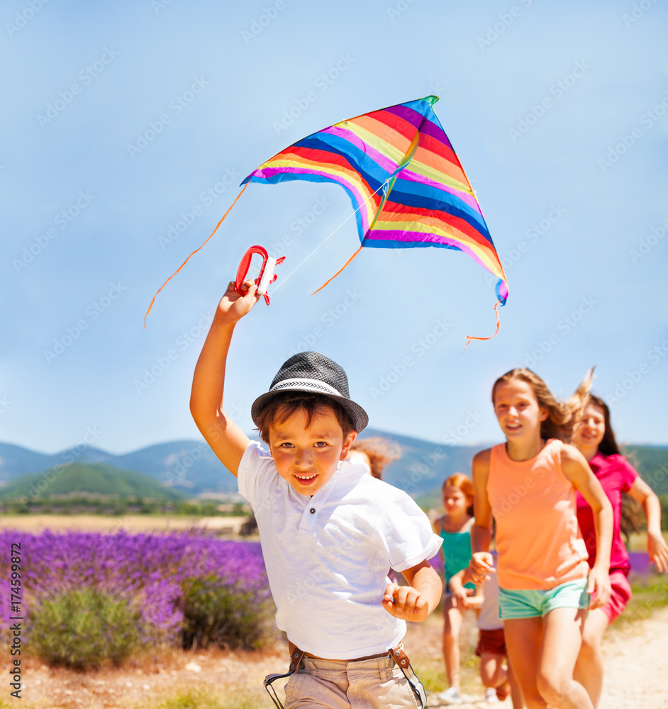 快乐男孩和朋友一起放彩虹风筝