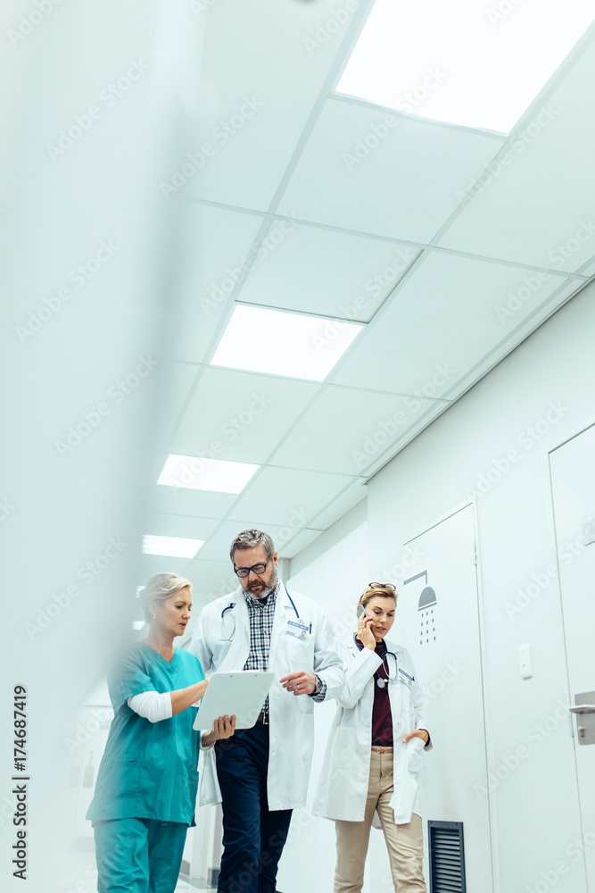 一群医生走在医院走廊里讨论