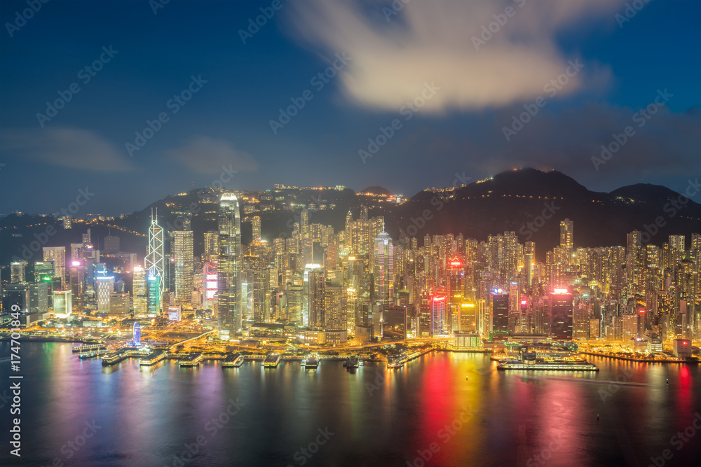 从香港维多利亚峰看香港九龙地区天际线……
