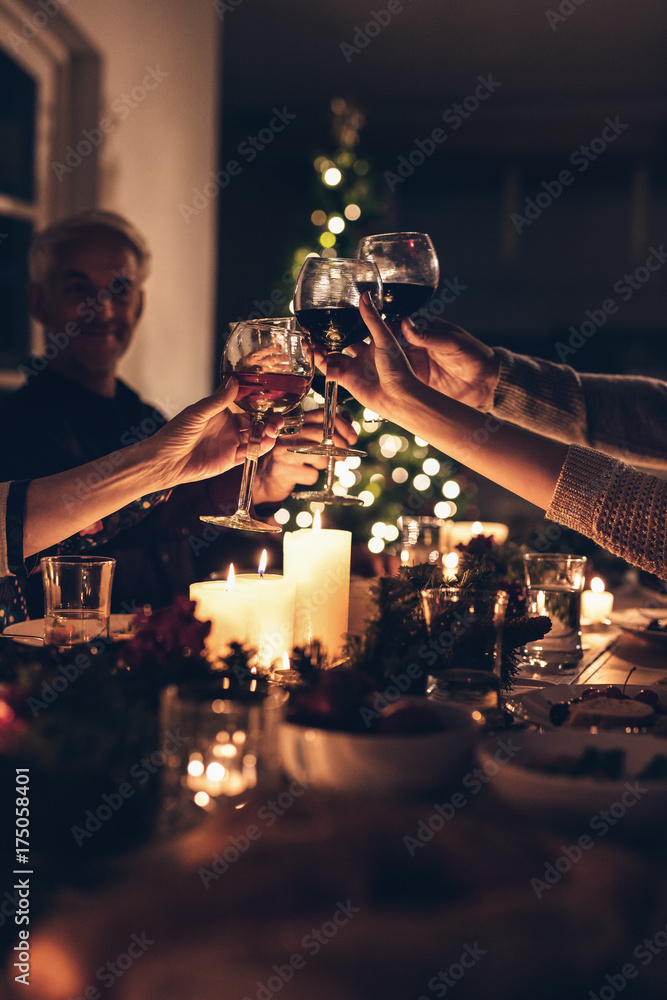 家人在圣诞晚餐上敬酒