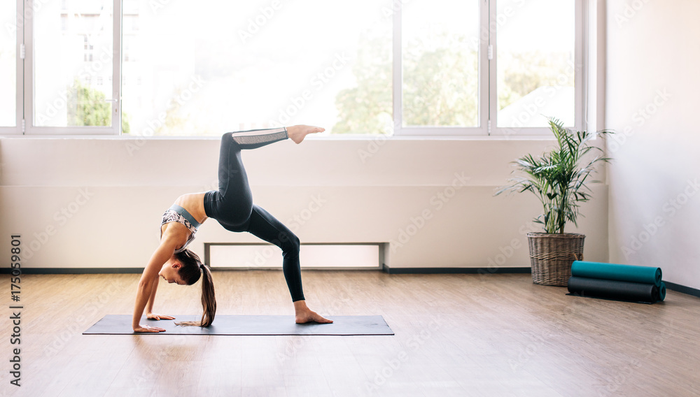 女性练习瑜伽有益健康