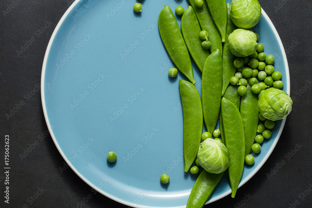 盘子里的绿色蔬菜