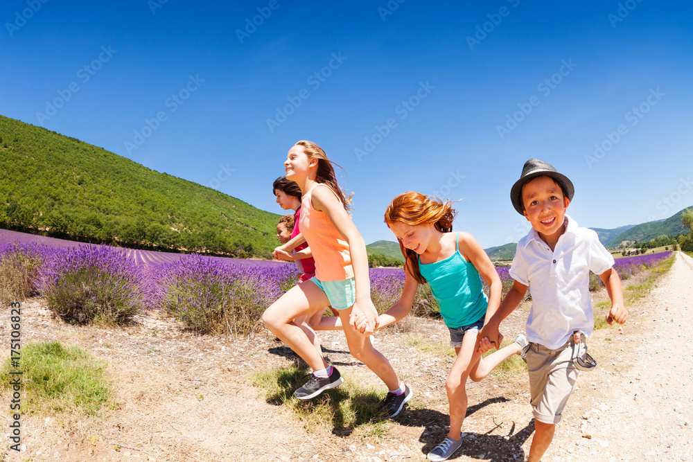 男孩和女孩一起在薰衣草地里奔跑