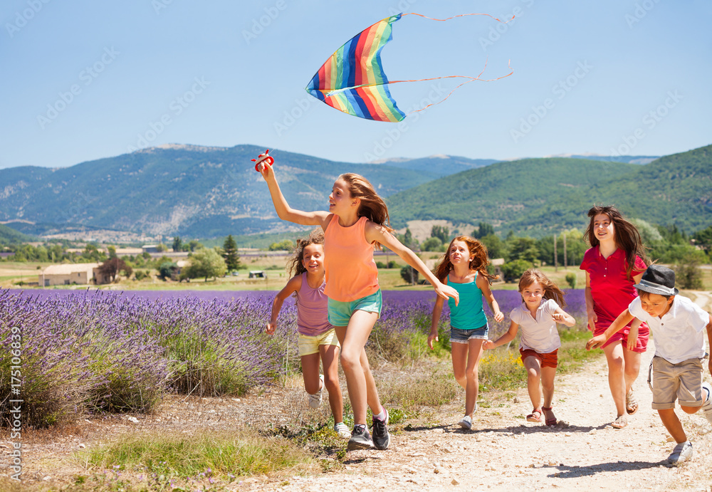 孩子们在夏天放五颜六色的风筝玩得很开心