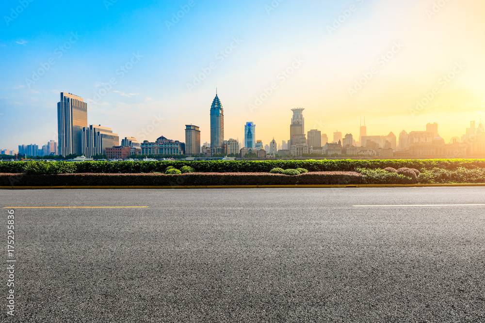 落日余晖下的上海沥青路与现代城市景观