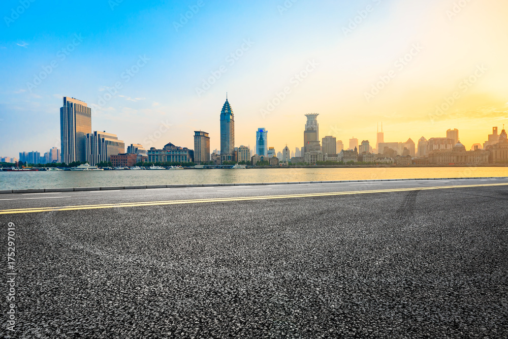 日落时分的上海沥青路与现代城市景观