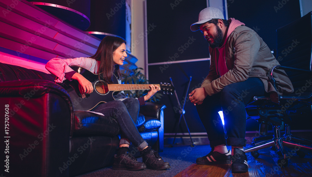 男人和女人用吉他创作歌曲