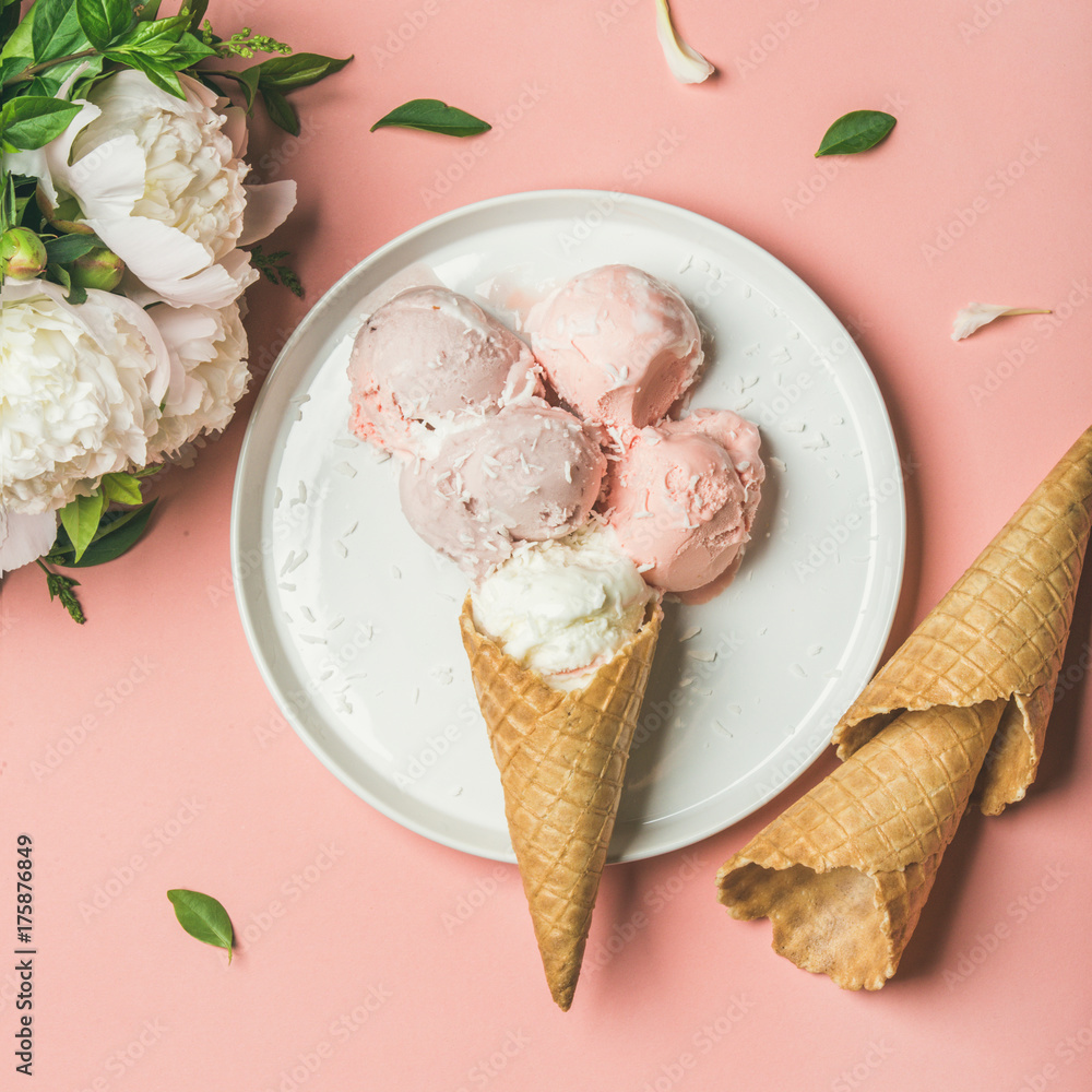 草莓和椰子冰淇淋，甜筒，白牡丹。淡粉色草莓和椰子的扁平