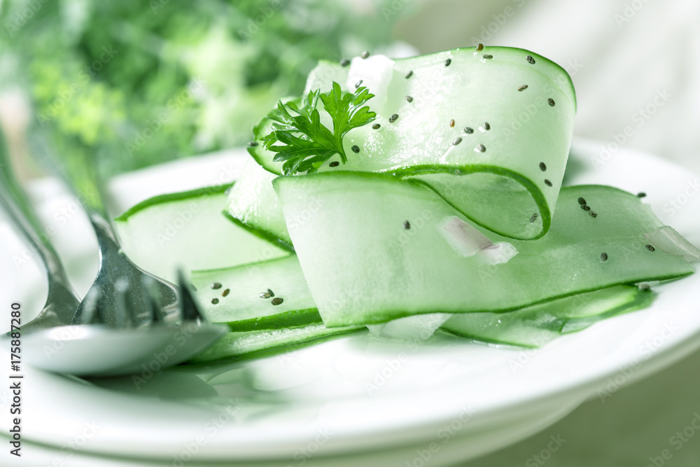 特写黄瓜沙拉，配chia种子和绿色欧芹叶，健康沙拉有助于抗衰老