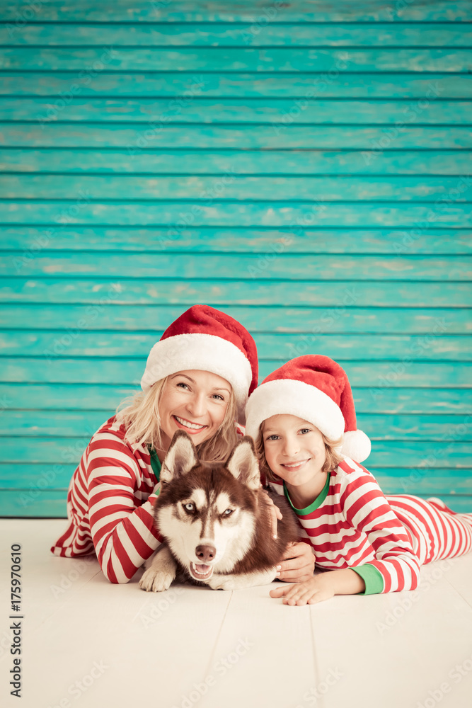 圣诞夜快乐的孩子和狗