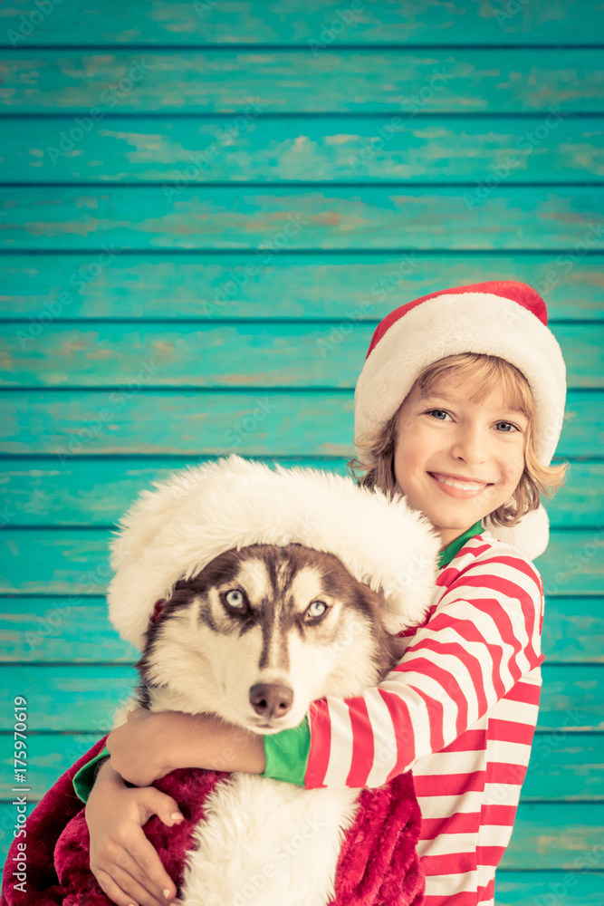 圣诞夜快乐的孩子和狗
