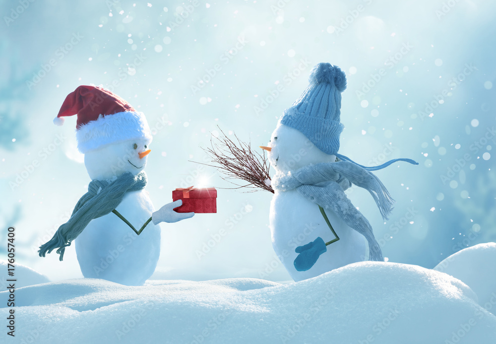 圣诞快乐，新年快乐贺卡。两个快乐的雪人站在冬季圣诞节