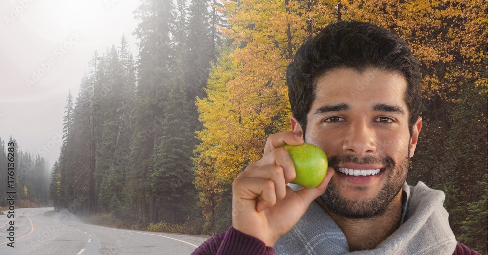 秋天的男人带着森林里的苹果