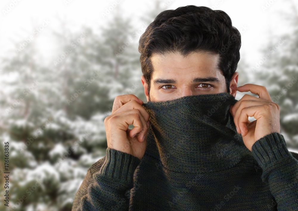 雪地森林里穿着保暖套头衫的男人