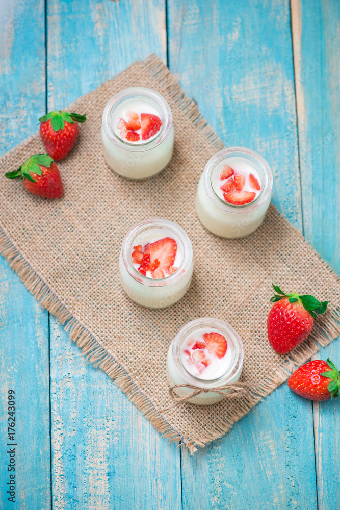 草莓酸奶。餐桌上有草莓和酸奶早餐的健康食品。