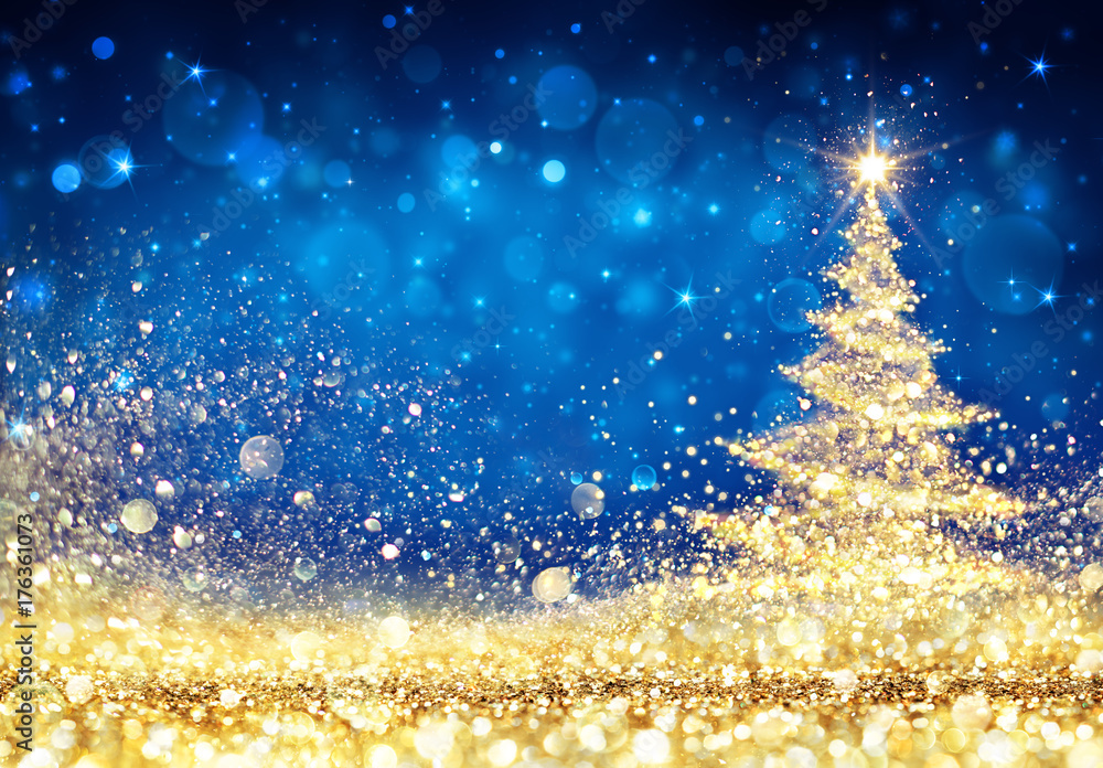 闪亮的圣诞树——金色的灰尘在蓝色背景下闪闪发光