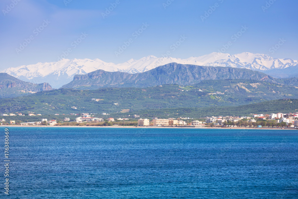 希腊克里特岛与撒马利亚山脉的基萨莫斯镇海岸线
