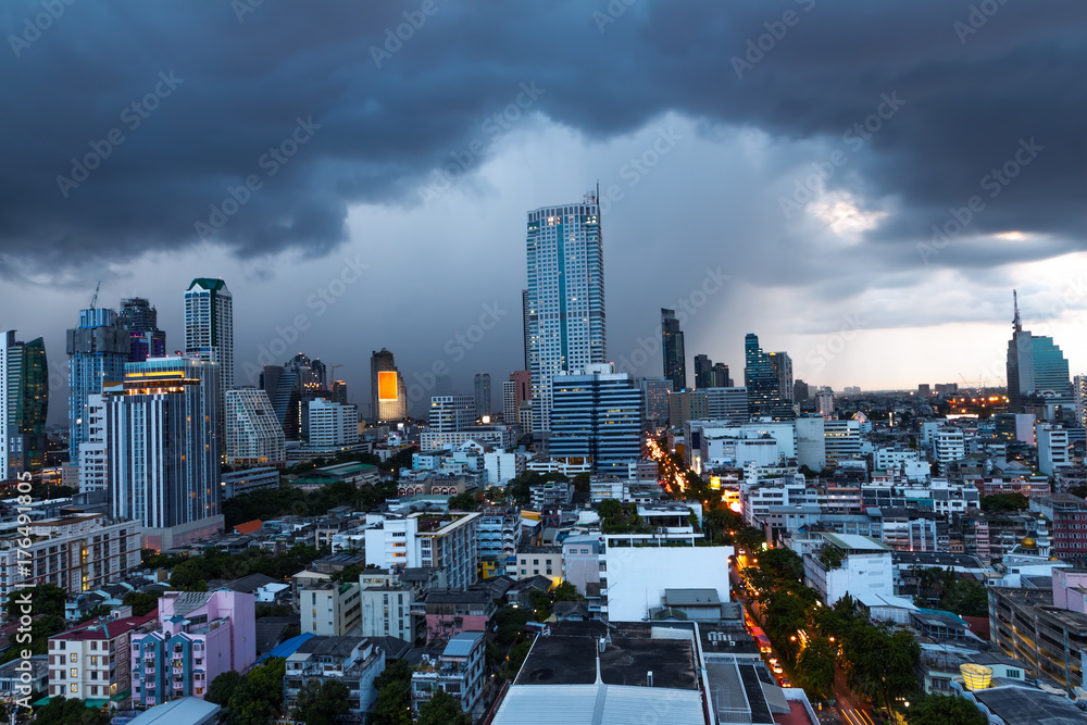 暴风雨和多云天空下的曼谷市中心鸟瞰图