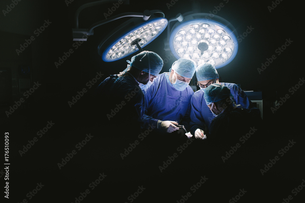 一群外科医生在手术室工作。