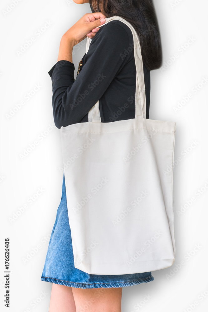 女孩肩上的白色手提包实物模型模板棉帆布织物纹理（与剪裁隔离）