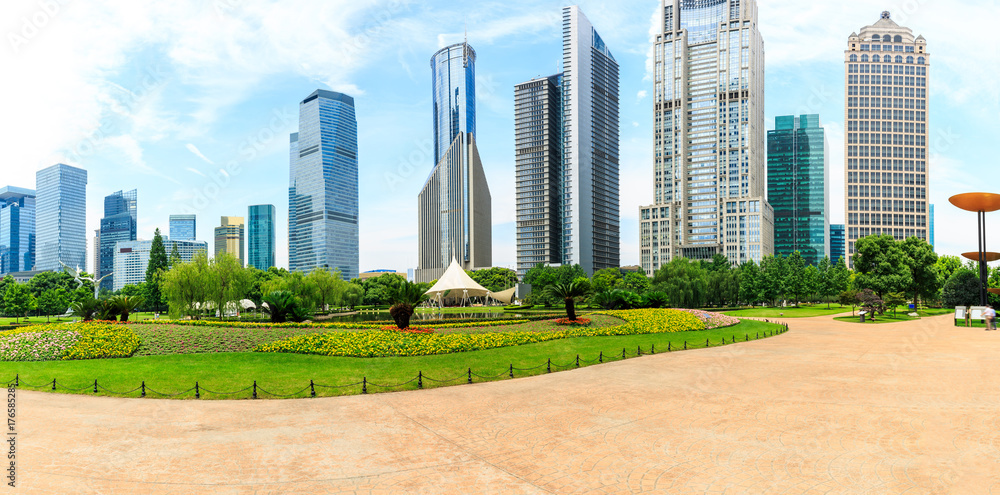 上海陆家嘴金融区商业建筑与绿色公园全景图