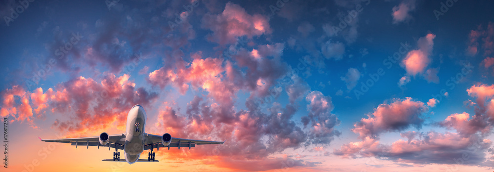 飞机和美丽的天空。有客机的风景带着红色在蓝天上飞行，pu