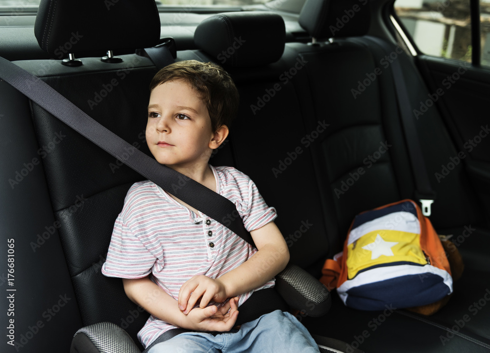 男孩使用安全带上车保护安全