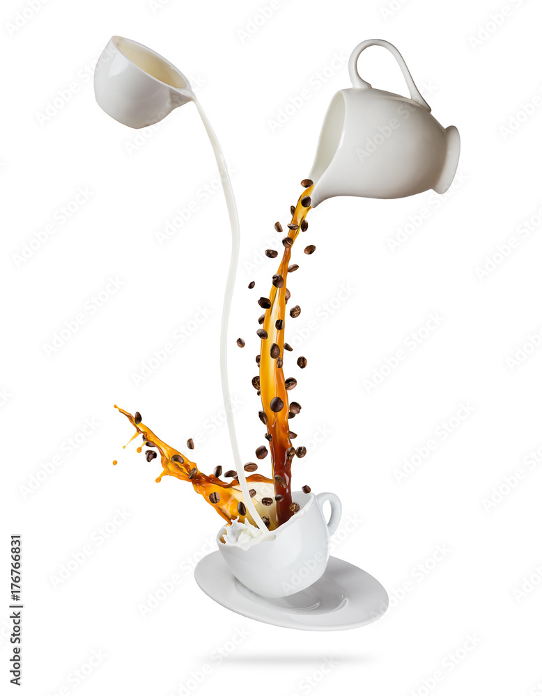 在咖啡饮料中加入牛奶，在白色背景下隔离