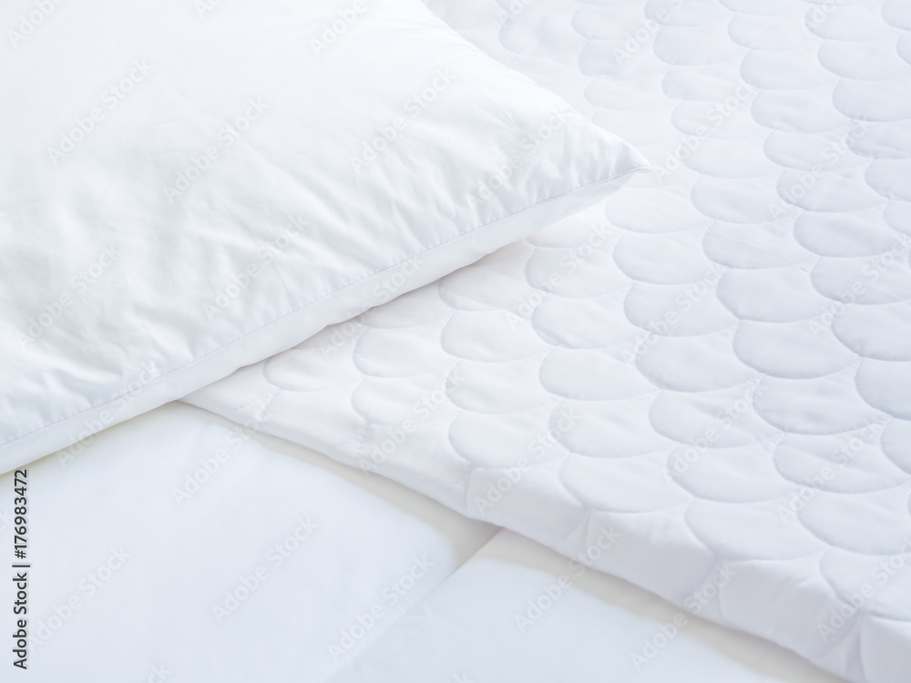 白色枕套和顶床的特写。