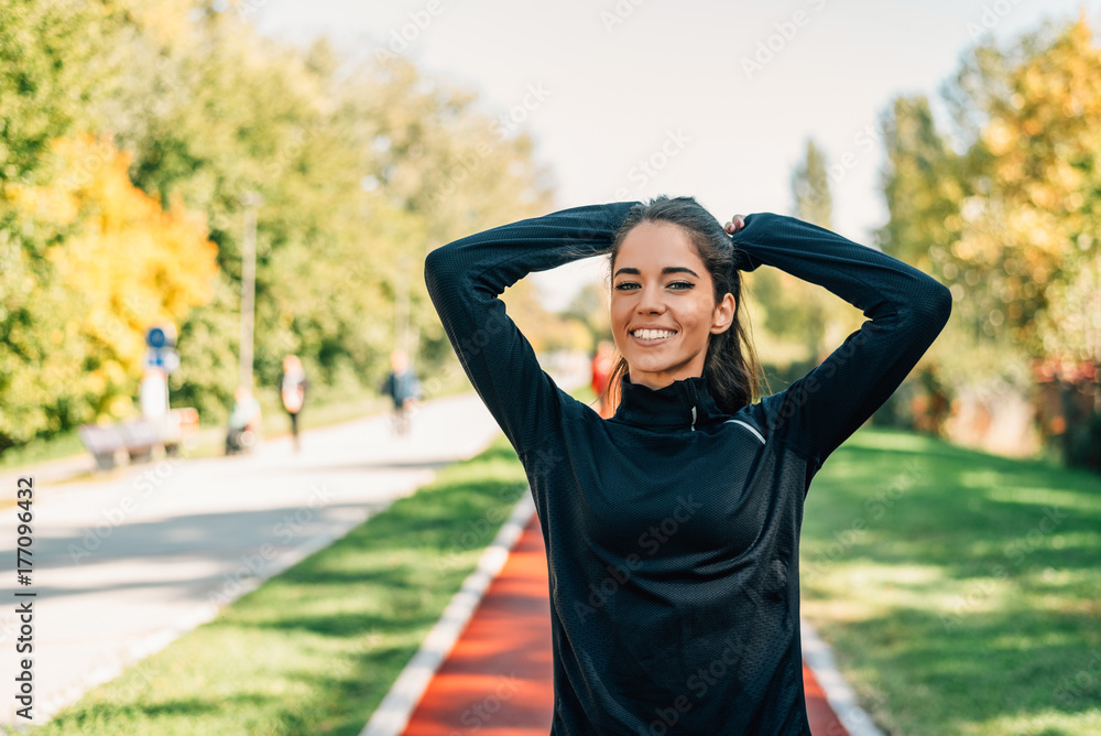 运动型女性在跑道上的肖像。