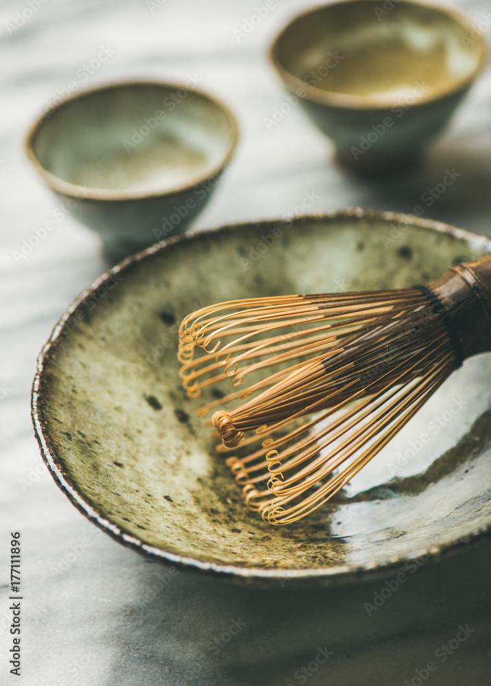 日本抹茶冲泡工具的平面布局。锡罐抹茶粉，茶森竹搅拌器，Ch