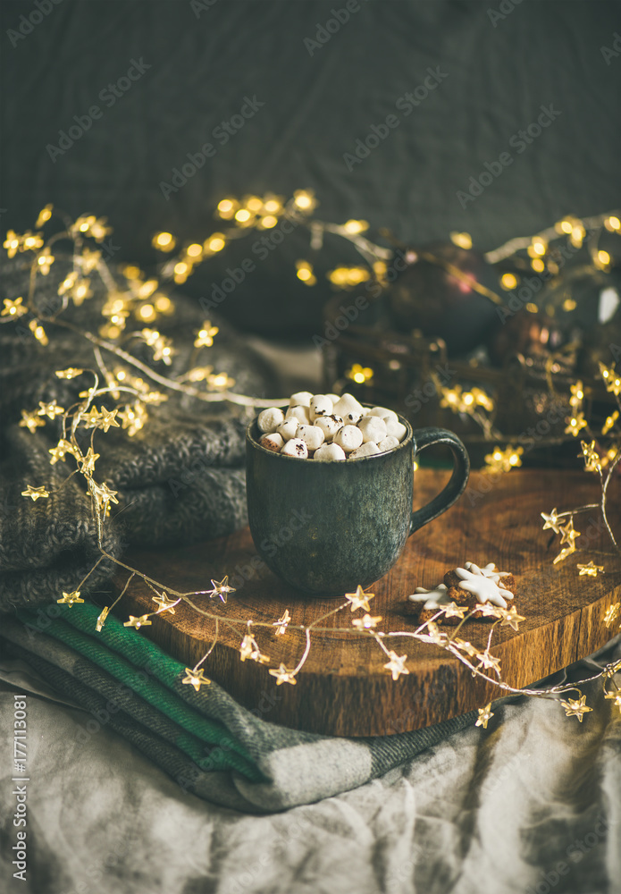 圣诞或新年冬季热巧克力配棉花糖，杯子里放在木板上，放在床上